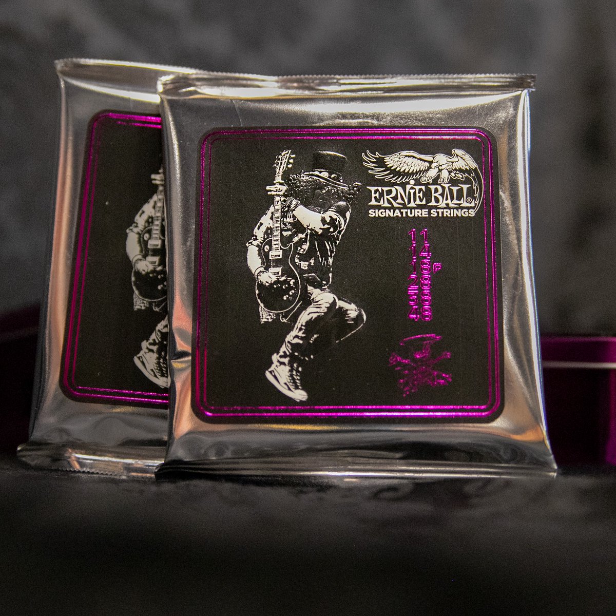 musicdistrib's tweet image. Ya han llegado a @Stringsfield  las cuerdas de uno de los guitarristas más admirados a nivel mundial.

Ya puedes hacerte en esta tienda con las @ernieball  Slinky signature Slash!!! Y además, en una edición limitada con caja exclusiva 💣 

#iplayslinky