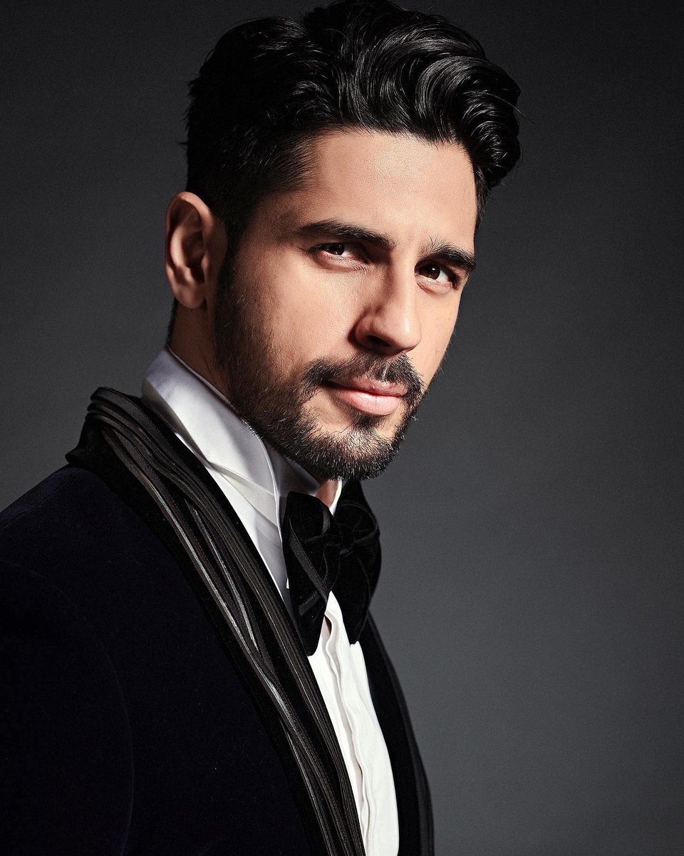 GG_Studio's tweet image. #GGMan @SidMalhotra in The Metallic Orbit Tuxedo. 

Styled by - @MohitRaich
Shot by-  @thehouseofpixel 
————————————————————————
#GauravGuptaMan #GauravGupta #Couture #GauravGuptaOfficial #GGMan #OccasionWear #SidarthMalhotra #Jacket #Menswear #MensFashion #Tuxedo #BlackTuxedo