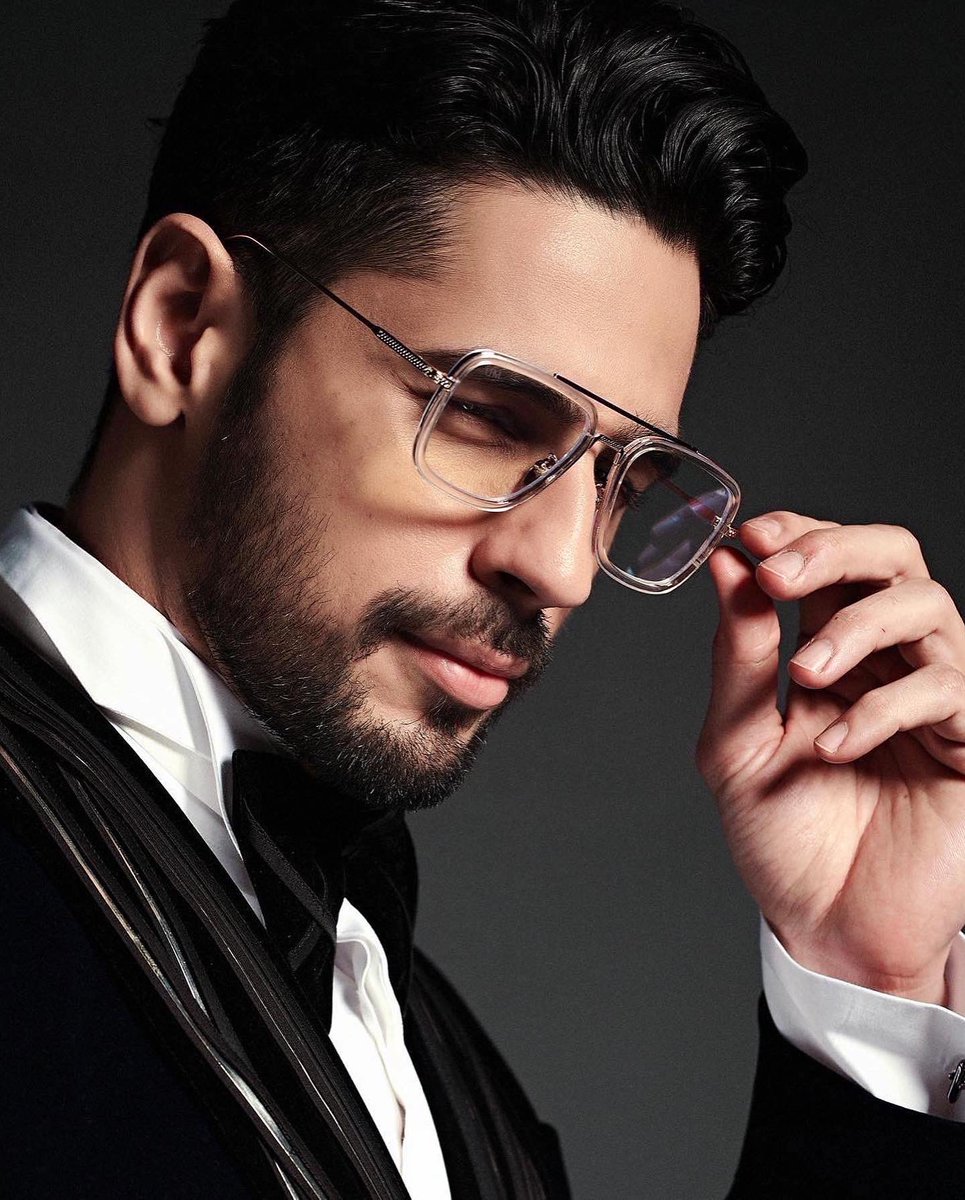 GG_Studio's tweet image. #GGMan @SidMalhotra in The Metallic Orbit Tuxedo. 

Styled by - @MohitRaich
Shot by-  @thehouseofpixel 
————————————————————————
#GauravGuptaMan #GauravGupta #Couture #GauravGuptaOfficial #GGMan #OccasionWear #SidarthMalhotra #Jacket #Menswear #MensFashion #Tuxedo #BlackTuxedo