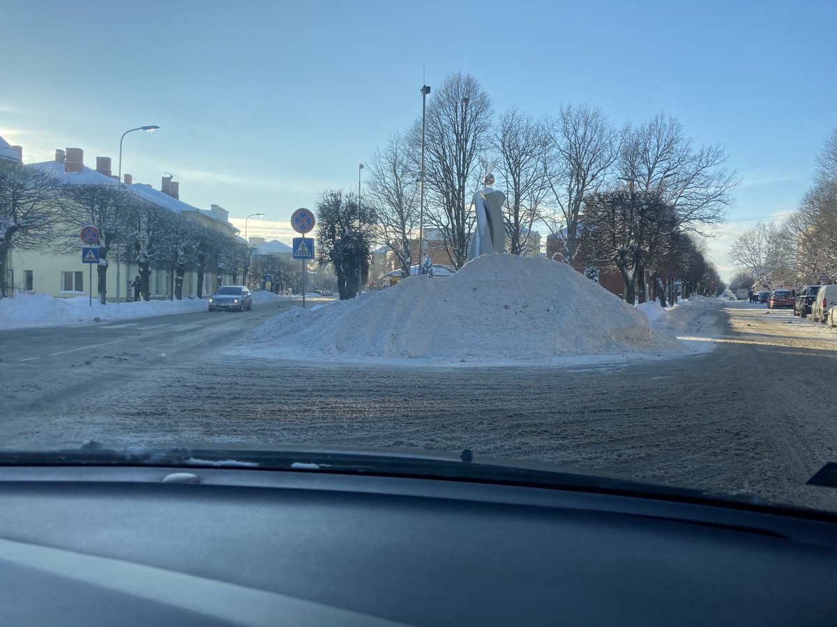 Tolmanis's tweet photo. ⁦@Valkas_novads⁩ ⁦@VentsAKrauklis⁩ Vai ir iespējams organizēt kaudzes aizvākšanu? Gājējus pamana tikai tad, kad jau ir iznākuši uz brauktuves. https://t.co/CPokJvCiQb