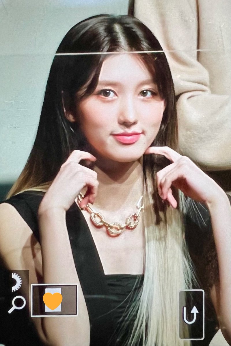 GAEUL at soundwave offline fansign event

© fxw_uu