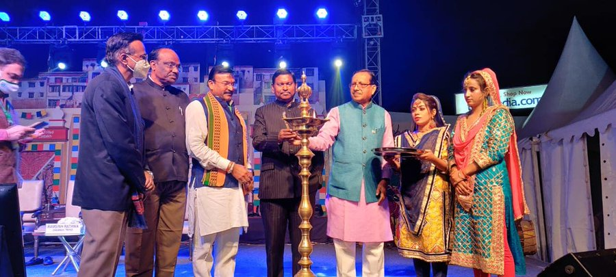 TribesIndiaWB's tweet photo. The Tribes India #AadiMahotsav held from 16th- 30th November 2021 at Dilli Haat, came to a successful close this evening. The ceremony was presided by Shri Arjun Munda, Hon’ble Minister for Tribal Affairs https://t.co/pxc6TdM8Mq