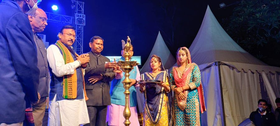 TribesIndiaWB's tweet photo. The Tribes India #AadiMahotsav held from 16th- 30th November 2021 at Dilli Haat, came to a successful close this evening. The ceremony was presided by Shri Arjun Munda, Hon’ble Minister for Tribal Affairs https://t.co/pxc6TdM8Mq