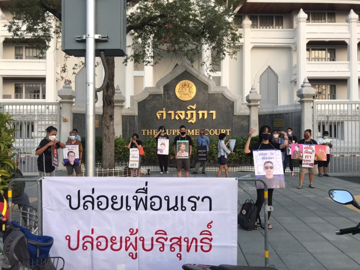 FAPORG's tweet photo. 📢 วันนี้ทีมปฐมพยาบาลภาคสนาม FIRST AID in PROTEST เเละทีมปฐมพยาบาลภาคสนาม PEOPLE FOR PEOPLE ลงพื้นที่ดูเเลมวลชนที่มาร่วมกิจกรรมยืนหยุดขังหน้าศาลฎีกา #ม็อบ4ธันวา64 https://t.co/9W11XUWy9y