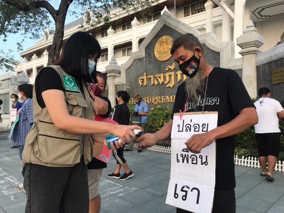 FAPORG's tweet photo. 📢 วันนี้ทีมปฐมพยาบาลภาคสนาม FIRST AID in PROTEST เเละทีมปฐมพยาบาลภาคสนาม PEOPLE FOR PEOPLE ลงพื้นที่ดูเเลมวลชนที่มาร่วมกิจกรรมยืนหยุดขังหน้าศาลฎีกา #ม็อบ4ธันวา64 https://t.co/9W11XUWy9y