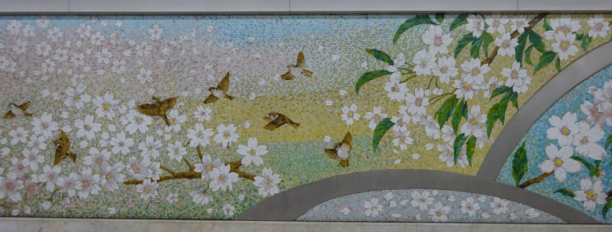 サミー とある休日 大阪メトロ 長堀鶴見緑地線が 花博の時に寄贈された壁画 が現在もあることを知り観に行くことに 最初は 京橋駅の 桜とかざぐるま でございます 満開の桜と喜び舞う雀は まるで古典絵巻のようです 長堀鶴見緑地線の花博壁画