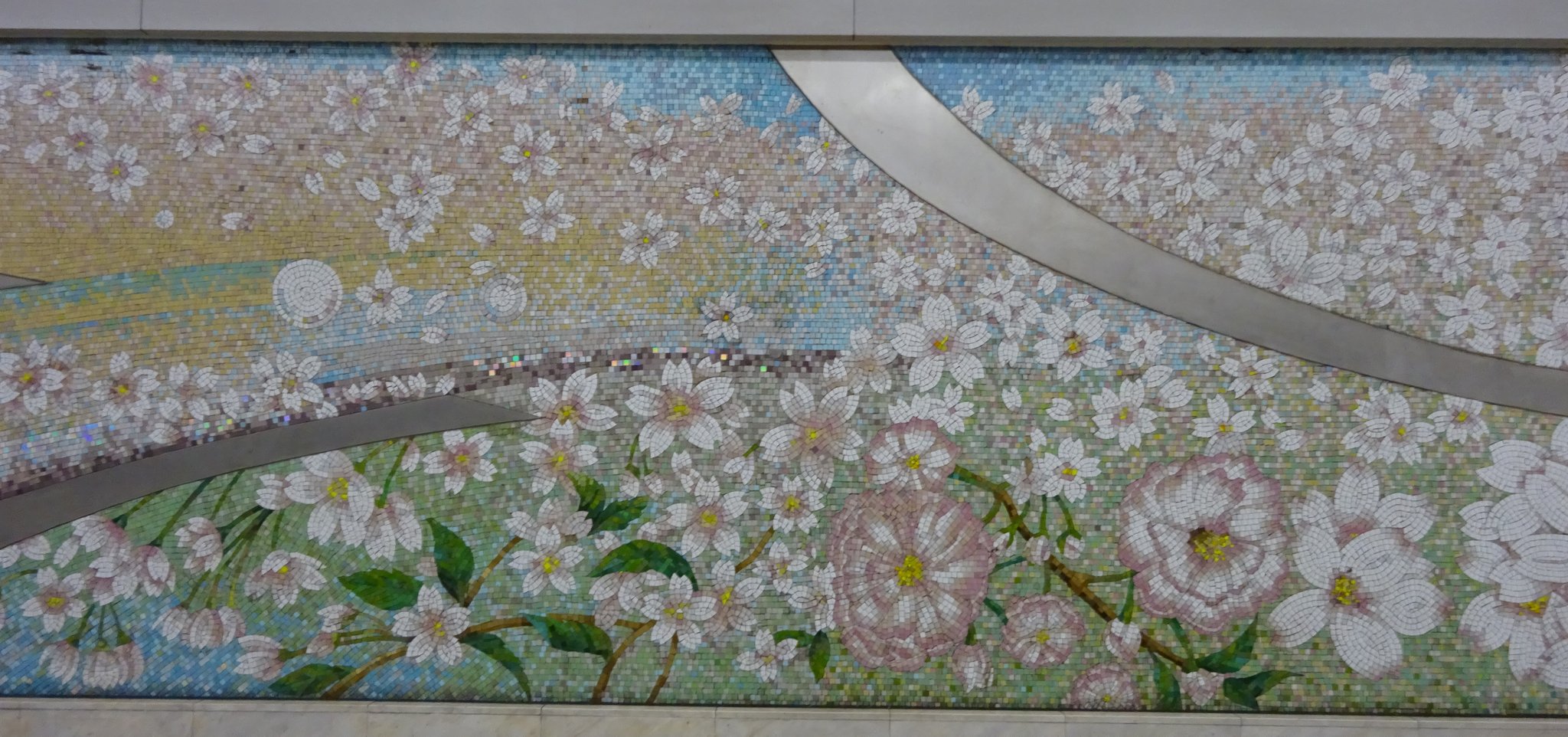 サミー とある休日 大阪メトロ 長堀鶴見緑地線が 花博の時に寄贈された壁画 が現在もあることを知り観に行くことに 最初は 京橋駅の 桜とかざぐるま でございます 満開の桜と喜び舞う雀は まるで古典絵巻のようです 長堀鶴見緑地線の花博壁画