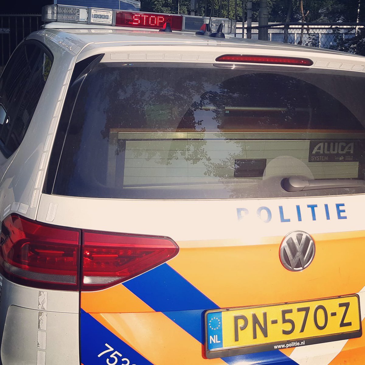 1/2❗️Getuigenoproep❗️ 
Vrijdag rond 16:30 uur hield <a href="/POL_Westland/">Politie Basisteam Westland</a> een verkeerscontrole op het parkeerterrein van de Arckelweg in #Poeldijk. Hierbij voldeed een donkerkleurige stationwagen niet aan het stopteken van de politie en kon een agent net op tijd aan de kant springen.