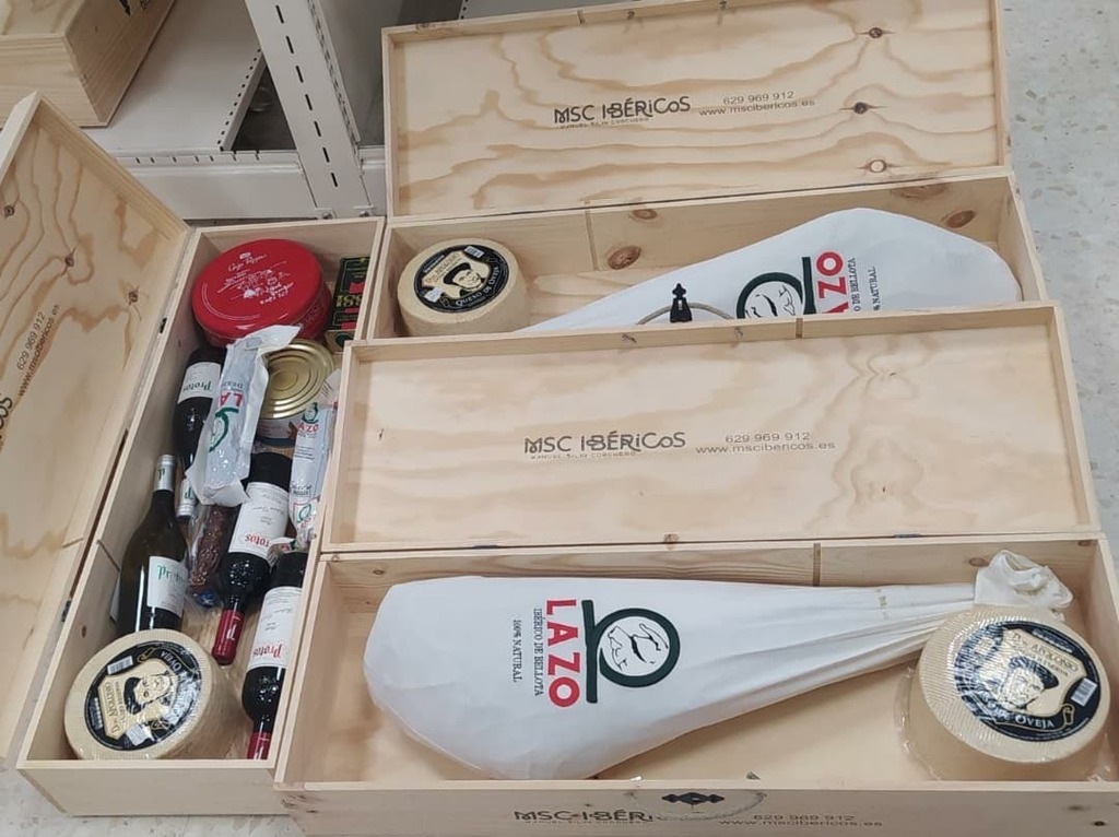 mscibericos's tweet photo. ¿Necesitas un regalo? 😊👇🏼
Selecciona los mejores ibéricos y nosotros nos encargamos del resto 👌
#detalles #regalosoriginales
#navidad #rrssMSC https://t.co/DyXA6ORgSH