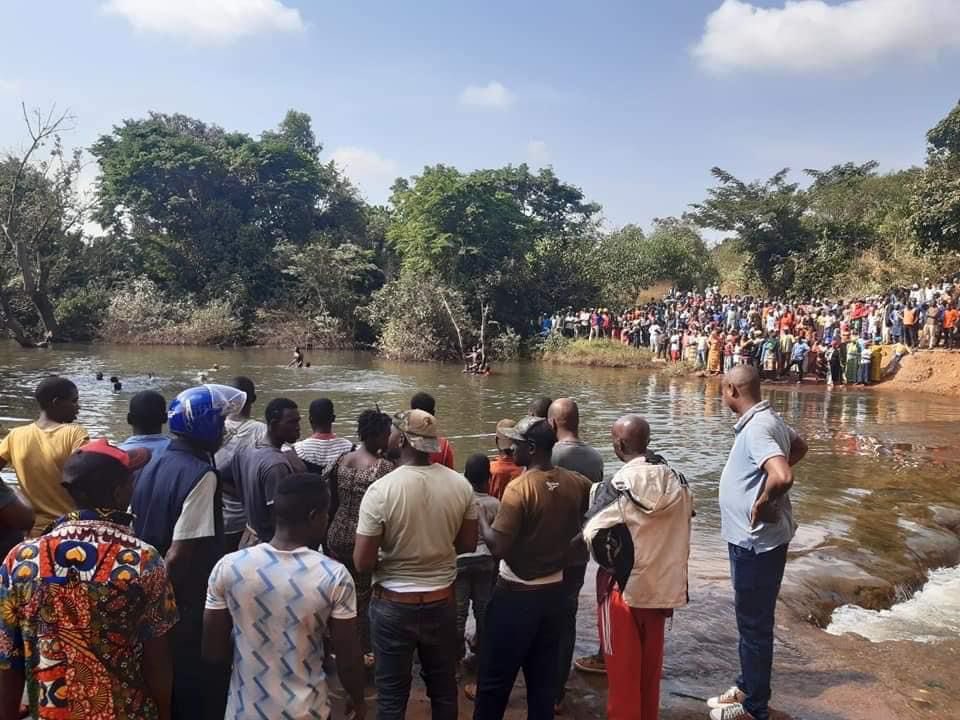 FodBALDE2's tweet photo. #Guinée | DRAME À #LINSAN Un véhicule a fini sa course dans un fleuve avec tout son contenu (passager et bagages). Depuis des heures, les populations cherchent à les trouver en vain. L'aide des autorités concernées est sollicitée. Partagez au maximum !
#TL224
#Kibaro https://t.co/8GkpWV8rYP