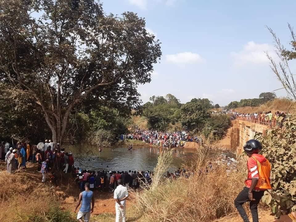FodBALDE2's tweet photo. #Guinée | DRAME À #LINSAN Un véhicule a fini sa course dans un fleuve avec tout son contenu (passager et bagages). Depuis des heures, les populations cherchent à les trouver en vain. L'aide des autorités concernées est sollicitée. Partagez au maximum !
#TL224
#Kibaro https://t.co/8GkpWV8rYP