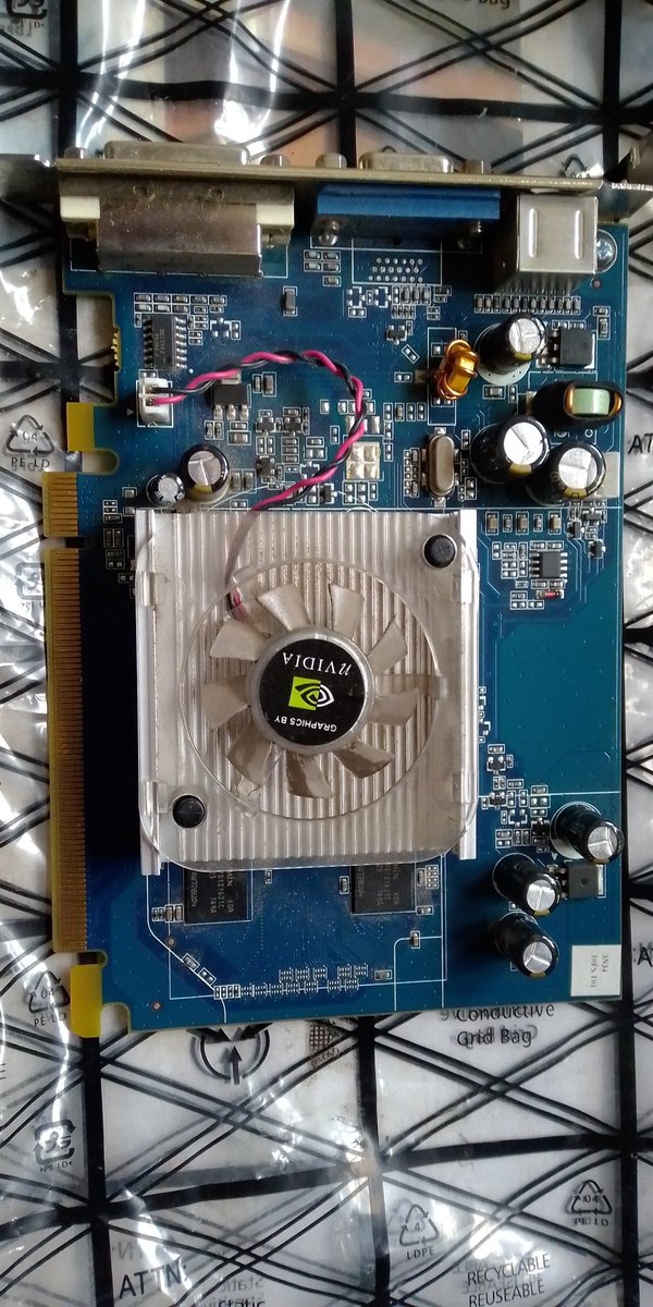 Narne_Rennt's tweet photo. #Retrosamstag
Gestern Abend fand ich bei der Suche nach einem Eurostecker-Kabel für meinen DVD-Player noch meine alte Nvidia 8400GS... Ist ja schon irgendwie niedlich, das Dingen https://t.co/KqnlQpwXup