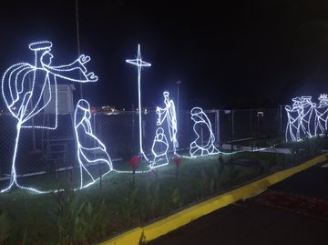 cmdteciamerida's tweet photo. Nuestro Cmdte de la #GNBMerida .@gbhrinconp1 participó en el ENCENDIDO DE LUCES y bendición del pesebre de la @ZODIMerida22 para dar inicio a la Navidad época de Amor, paz y fraternidad con la víspera del Nacimiento del Niño Jesús. #4Dic #CEOFANB https://t.co/Bzd3ItRmlt https://t.co/JFu1ArQnTV