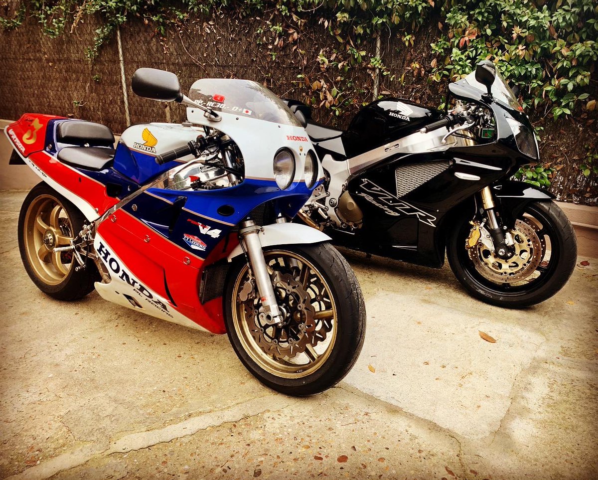 RacermediaE's tweet photo. Entre tantos libros de motociclismo, hay que aprovechar el sábado para salir a pasear con nuestras propias motos. Se nota que estamos tocados de la azotea, verdad? No solo por pretender difundir cultura motociclista… #hondarc30anniversary #hrc #vtr1000sp1 https://t.co/xvN2wYFcfp