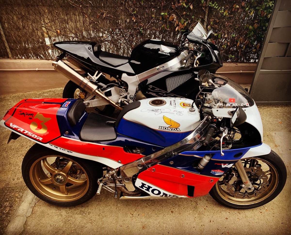 RacermediaE's tweet photo. Entre tantos libros de motociclismo, hay que aprovechar el sábado para salir a pasear con nuestras propias motos. Se nota que estamos tocados de la azotea, verdad? No solo por pretender difundir cultura motociclista… #hondarc30anniversary #hrc #vtr1000sp1 https://t.co/xvN2wYFcfp