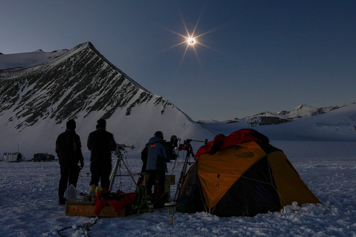 Las primeras imágenes del #EclipseAntárticoChileno que llegan desde el Glaciar Unión! Una expedición de científicos liderados por el astrofísico chileno Patricio Rojo presenció este fenómeno que no se volverá a repetir hasta 2039. 🇨🇱🔭🌘 Fotos: Felipe Trueba, Imagen de Chile.