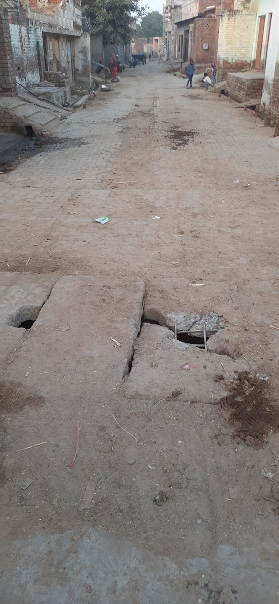 pankajdalalg's tweet photo. @cmohry @mlkhattar @publichealthbhiwani
Sir VILL.GHUSKANI P.O.TIGRANA BHIWANI HARYANA me main chorahe per water pipe manhole slape is  broken please solution 
Mob.9813313555 https://t.co/MX9MbC4Cgt