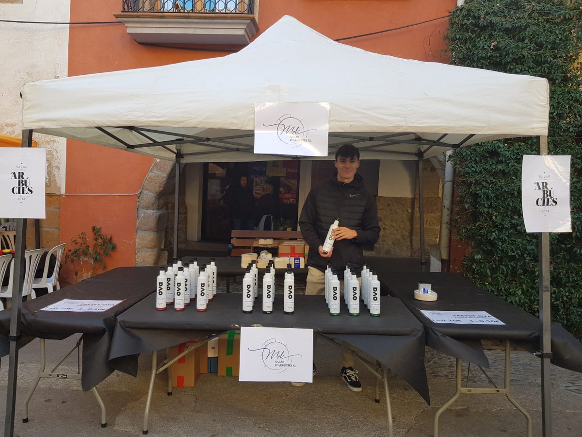 OvaOli's tweet photo. Avui i demà ens podeu trobar a la #FiradeTió a @arbucies. Us convidem a tastar els nostres #olisolivavergeextra #ovaoli amb #pa i #xocolata.
#oove #arbucies https://t.co/A4XZ6bUIli