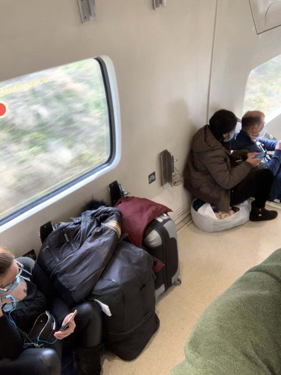 amarillaoficial's tweet photo. Viajo con #Renfe 🚂 dirección Extremadura y ¡sorpresa! 🎉Los vagones están mal numerados y hay más pasajeros que asientos 💺. Por supuesto, el revisor no aparece 🥸. Ojalá que el tren no se pare o salga ardiendo 🙏🏼🤣. 
Me fascina esta España asimétrica 💸. Que siga el reparto 🤑. https://t.co/p4NBZUPjwz