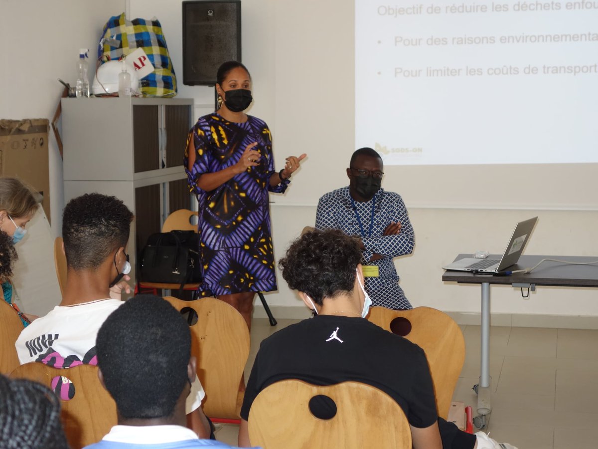 sgdsbenin's tweet photo. Ce vendredi 3 décembre, l'EFE Montaigne de Cotonou recevait une équipe de la SGDS pour une présentation détaillée du processus de gestion des déchets à des élèves de 3ème, suivie d'une discussion sur le tri et la valorisation des déchets. https://t.co/IlIf6iLitM