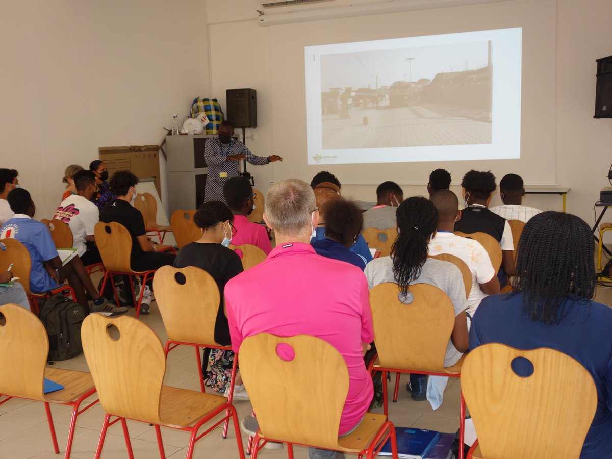 sgdsbenin's tweet photo. Ce vendredi 3 décembre, l'EFE Montaigne de Cotonou recevait une équipe de la SGDS pour une présentation détaillée du processus de gestion des déchets à des élèves de 3ème, suivie d'une discussion sur le tri et la valorisation des déchets. https://t.co/IlIf6iLitM