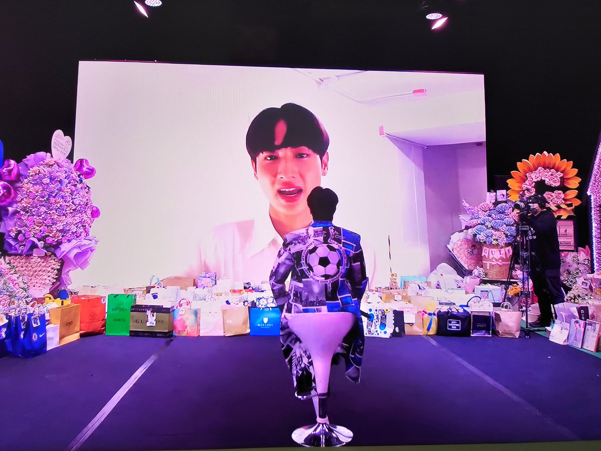 snwrra's tweet photo. HEH LIHAT😭😭🥺
#GulfHBDCon2021
#offgun
#ออฟก้น 
#tawan_v https://t.co/5RpTjihya7