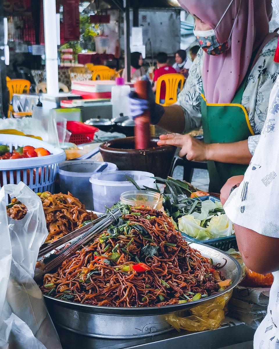 Zulhusni_Najib's tweet photo. "It's the will"
.
Rakyat bekerja keras. Tapi masih susah.
.
#StreetPhotography
#KotaBharu
#StreetsOfMalaysia https://t.co/2i8vBxrQbJ