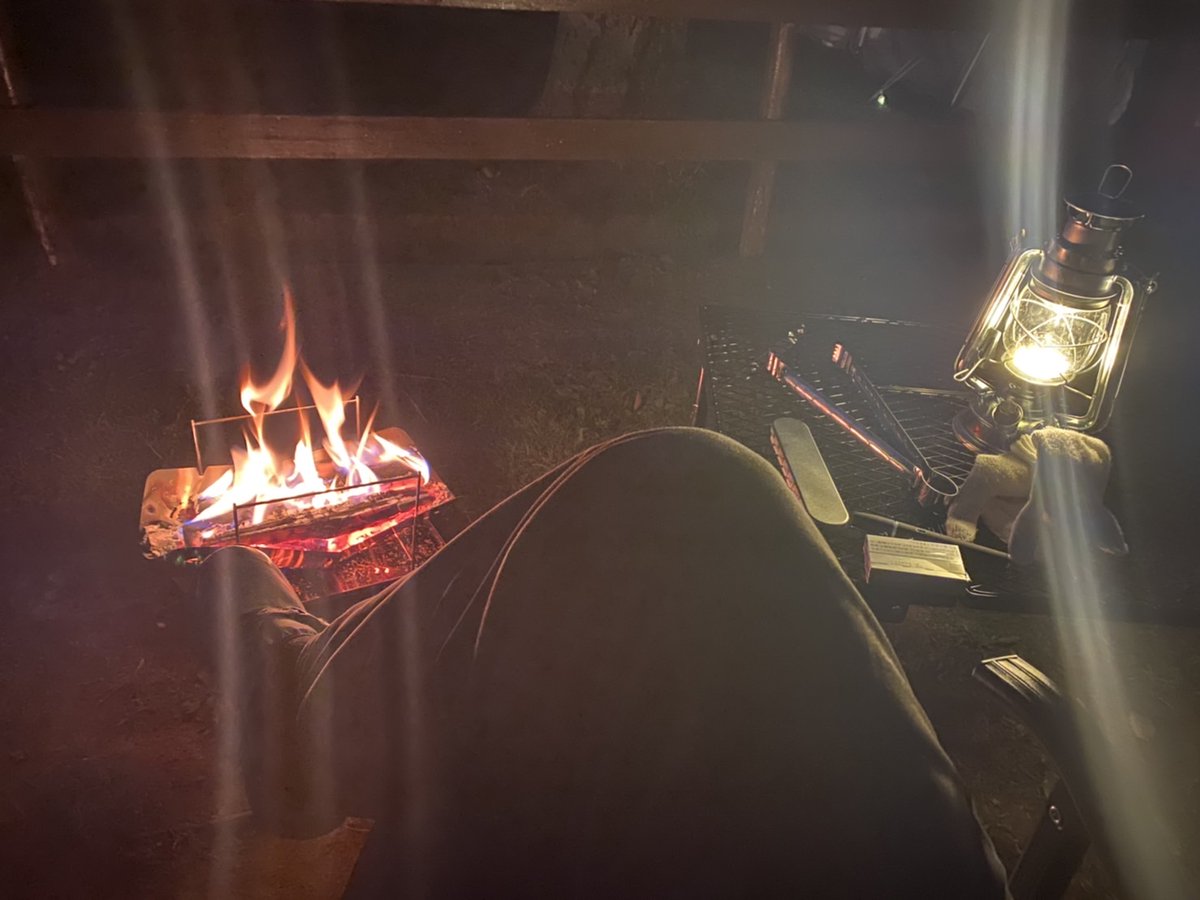 KitaxHiro's tweet photo. 初のソロキャン、初のテント設営、初の焚き火、初の野外調理。
見てるのとやってみるのじゃ全然違うのね。。難しい。
#ソロキャンプ https://t.co/xEYAuTLkwW