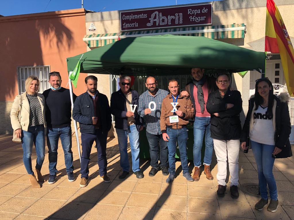 Vox_Almeria's tweet image. Qué buena mañana hemos pasado en La Cañada transmitiendo nuestro mensaje entre los vecinos. 

🟢 ¡Gracias, equipo! Habéis hecho un gran trabajo. Y gracias a nuestro presidente, @VoxJf, por la visita. 

Solo queda VOX. 💪🏼🇪🇸