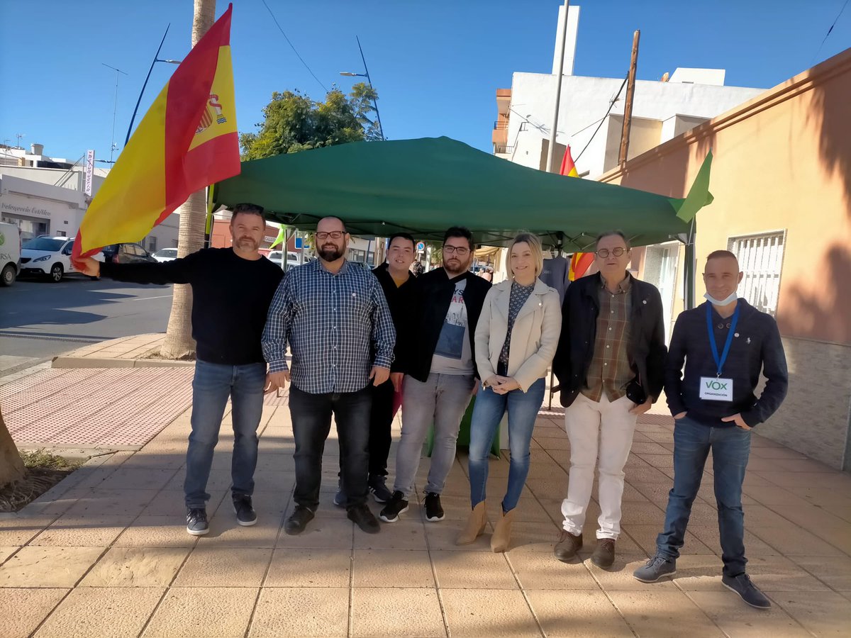 Vox_Almeria's tweet image. Qué buena mañana hemos pasado en La Cañada transmitiendo nuestro mensaje entre los vecinos. 

🟢 ¡Gracias, equipo! Habéis hecho un gran trabajo. Y gracias a nuestro presidente, @VoxJf, por la visita. 

Solo queda VOX. 💪🏼🇪🇸