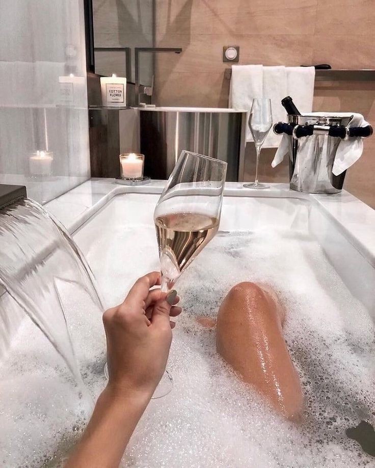 #.Instagramupgrade📸
                             •
                          
                         🥂🥂
                   Sip happiness.
           Would you like to drink?

Like 8,990 people