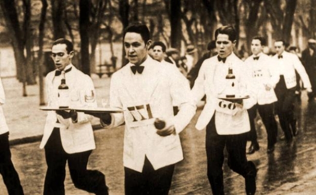 gourmeturbano's tweet photo. #GASTRONOMIA #ESPAÑA #MESONEROS 🤵‍♀️🤵‍♂️🤵 | Las carreras de camareros https://t.co/tbWx7ggbHJ

Carrera de camareros en los años 30, Madrid. / BIBLIOTECA NACIONAL DE ESPAÑA

Entre 1927 y 1936 las pruebas deportivas bandeja en mano fueron un auténtico fenómeno en España: lo impor… https://t.co/Lk97c6qfj4