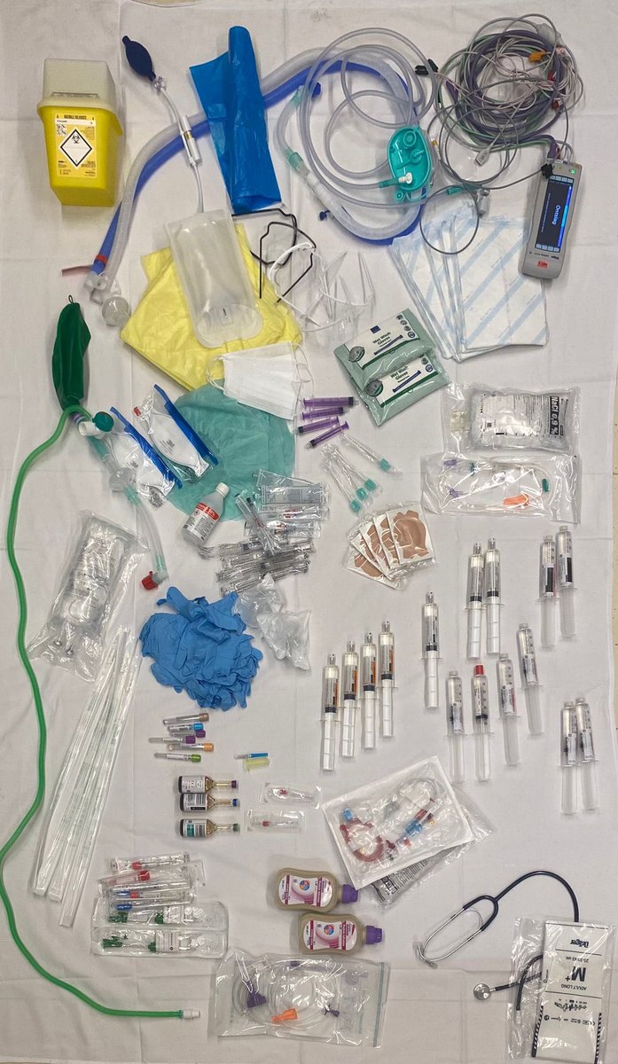 nicole_hunfeld's tweet photo. In navolging op eerdere beelden…dit gebruikt de Intensive Care aan slangen, medicatie en materialen in 1 nacht voor 1 covid patient (met dank aan verpleegkundige Suzanne) 🤯…het blijft indrukwekkend om te zien https://t.co/Ym410xPk91