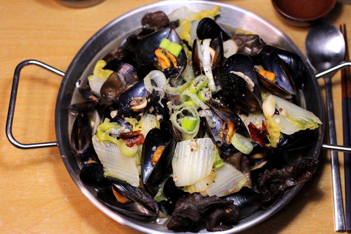 mapo_nongsusan's tweet photo. 홍합을 잔뜩 얻었거든요,.
올리브유에 마늘고추 기름내다가
배추 좀 썰어넣구 달달달..
홍합 한사발 와르르 화요 한잔 쪼로록
치킨스톡 한숟갈 후추를 박박..
뚜껑덮어 5분 땡.,
시원한 국물맛이 기가막힙니다..
남은국물에 면사리를 말아도 맛나지요..
밥 챙겨먹어요,.
행복하세요,.저도 행복할게요.. https://t.co/KdHNDntNOx
