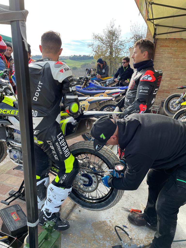 fanclubdf71's tweet photo. @dennisfoggia71 e @lorenzo99 al #motoranch
#FanClubDennisFoggia #motogp #LeopardRacing #Moto3 #DF7 #Motori #Talentoitaliano #Motomondiale #vr46 #vr46ridersacademy #tavullia https://t.co/GzrT6VvwZb