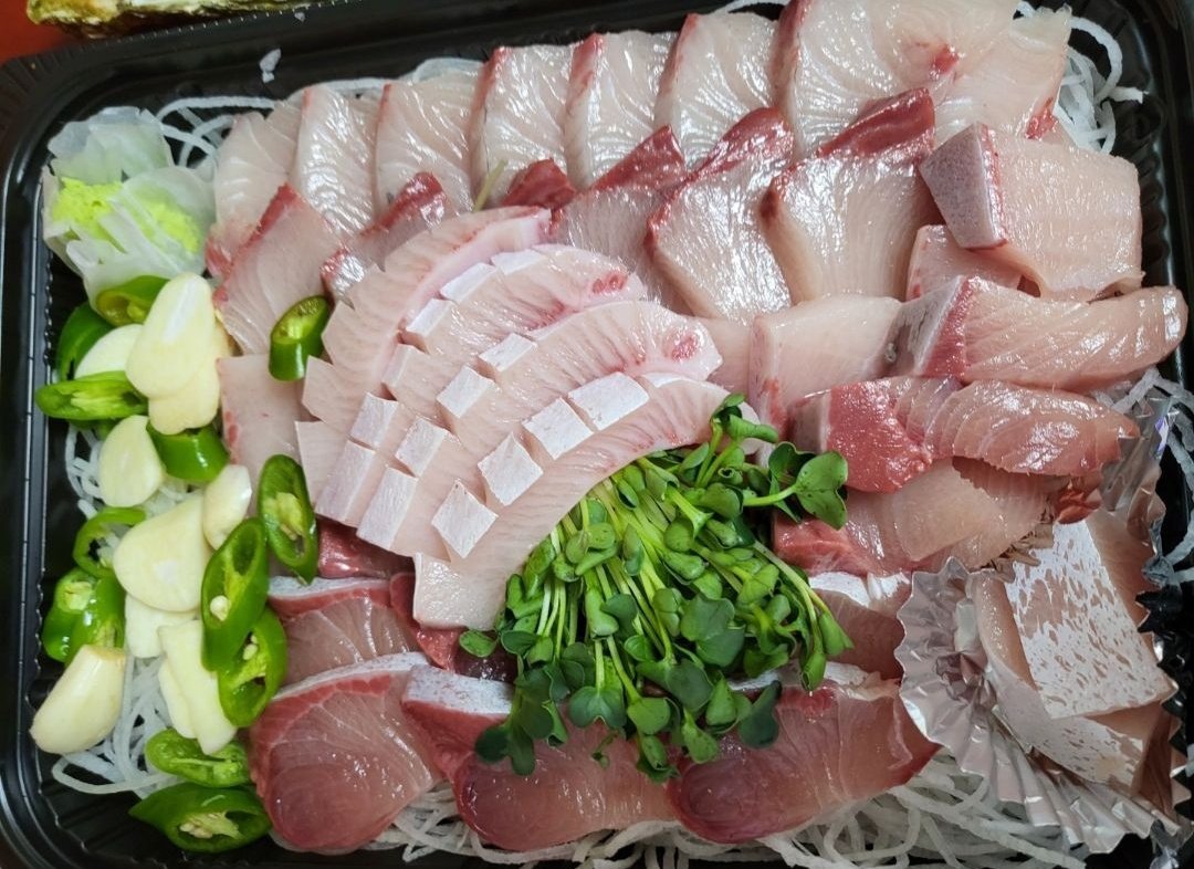 to_peng_'s tweet photo. 리뷰에 이런색 방어가 보인다....?
시켜드시면 절대 후회 안하실겁니다.... 제 최애 횟집 리뷰 사진 퍼왔습니다.. 스끼도 딱 하나 주는 횟집이 평점 5.0... 이유가 있읍니다 여러분... 방어철에 맛있는 방어 드세요.. 저 밑에 갈색부분이 많은 곳은 드시지 마세요.. 비리거든요.. https://t.co/dfhBHM3M6S