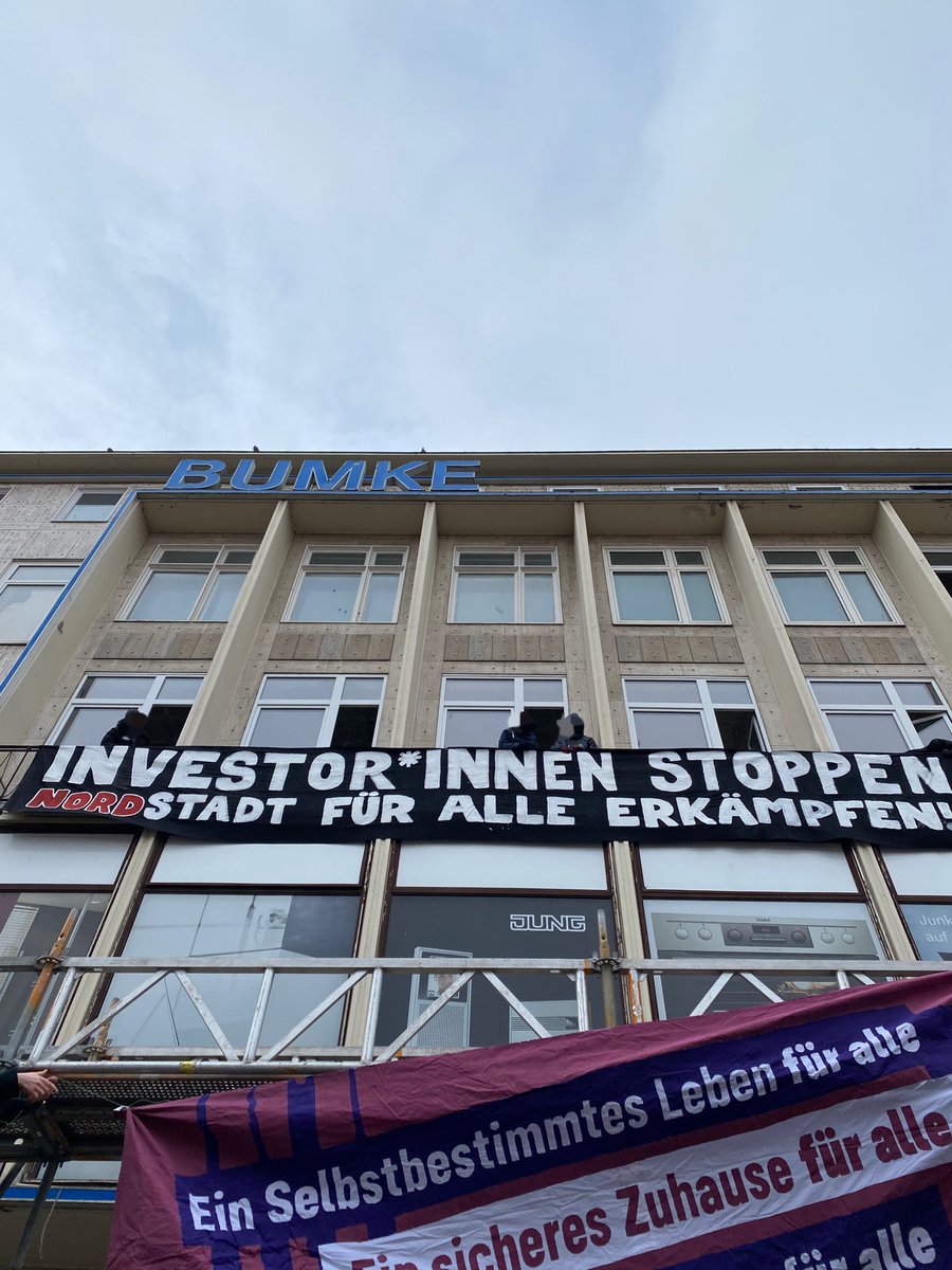In #hannover|scher #Nordstadt wurde von Aktivist*innen ehemaliges #Bumke Gelände besetzt. Sie wollen einen Zeichen setzen, für ein Ende Investor*innen freundlicher Politik in Hannover. „Das Prozedere zu Bumke war eine Fars, die Verwaltung und Politik abgenickt haben“, heißt es.