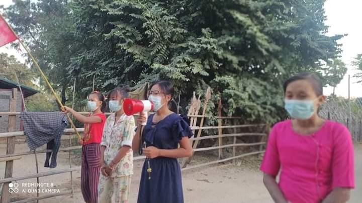 kayaprilnyein1's tweet photo. Unrelenting residents in a village of the eastern Yinmarpin Township, Sagaing Division led an anti-regime evening protest.

#WarCrimesOfJunta #Dec4Coup
#WhatsHappeningInMyanmar https://t.co/LbaPqJ3oil