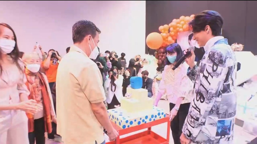 Gulfkanawutofc's tweet photo. ครอบครัวน้องกลัฟมาเซอร์ไพส์น้องกลัฟด้วย  อบอุ่น และน่ารักมากๆค๊าา🎉🥰🥰🥰

GENTLE LOVE OF GULF
#GulfHBDCon2021
#GulfKanawut 
@gulfkanawut https://t.co/Sey3p0YTll