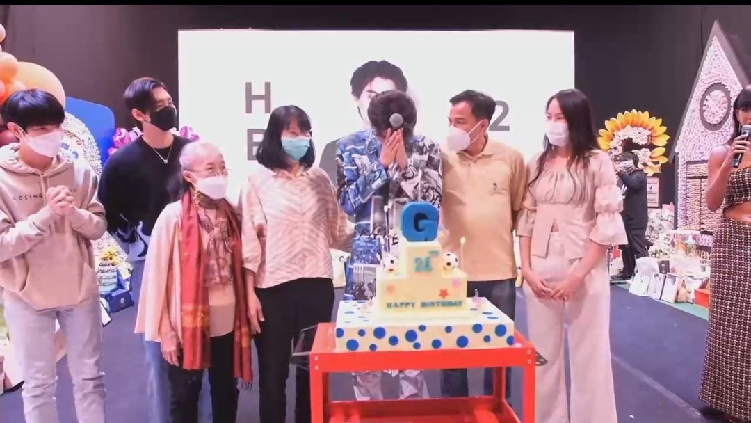 ครอบครัวน้องกลัฟมาเซอร์ไพส์น้องกลัฟด้วย อบอุ่น และน่ารักมากๆค๊าา🎉🥰🥰🥰 GENTLE LOVE OF GULF #GulfHBDCon2021 #GulfKanawut @gulfkanawut