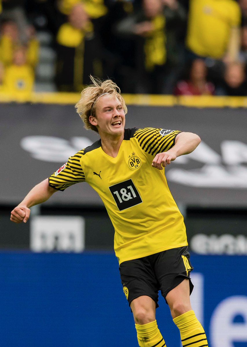 BVBBuzz's tweet photo. GOOOOOAAAAALLLLLL!!!!! Julian Brandt gives Borussia Dortmund the lead #BVBFCB https://t.co/jyLxPQ9GbL
