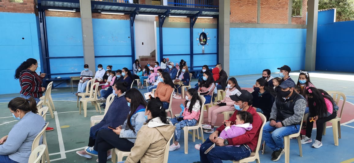 asomineros's tweet photo. #Hoy nos reunimos con las familias de las Empresas Mineras 👨‍👩‍👧‍👦 en la Actividad 'Navidad Sin Covid' del Proyecto #EGPS junto a #Asomineros. 
@CONNIEGJ @gloriacobos11 @MinEnergiaCo @WBG_Energy @MinSaludCol https://t.co/SS6P1WFsW7