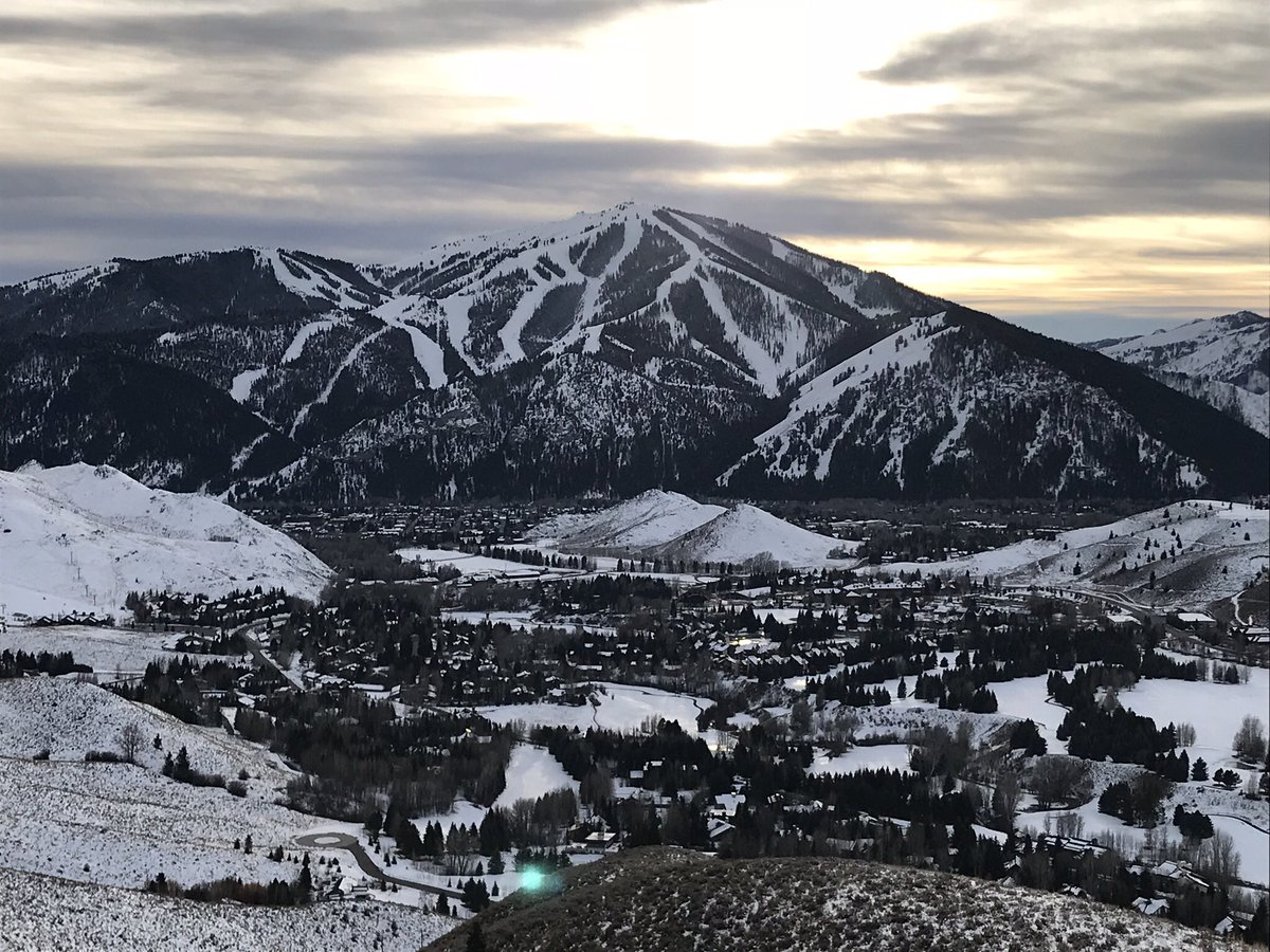overspeedhockey's tweet photo. Reaching out to all former NCAA/ACHA/pro players looking for a FANTASTIC hockey experience, the Sun Valley Idaho Suns are a Sr. A Team with huge history (47 years) - playing BDHL, Jackson Hole, Vail, Bozeman, etc…help with job/apartment…interested DM Toby here!!! Unreal spot! https://t.co/Hy3xUOz5lp