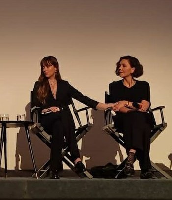 I promise I'm fine 🥺🤧 #DakotaJohnson #MaggieGyllenhaal