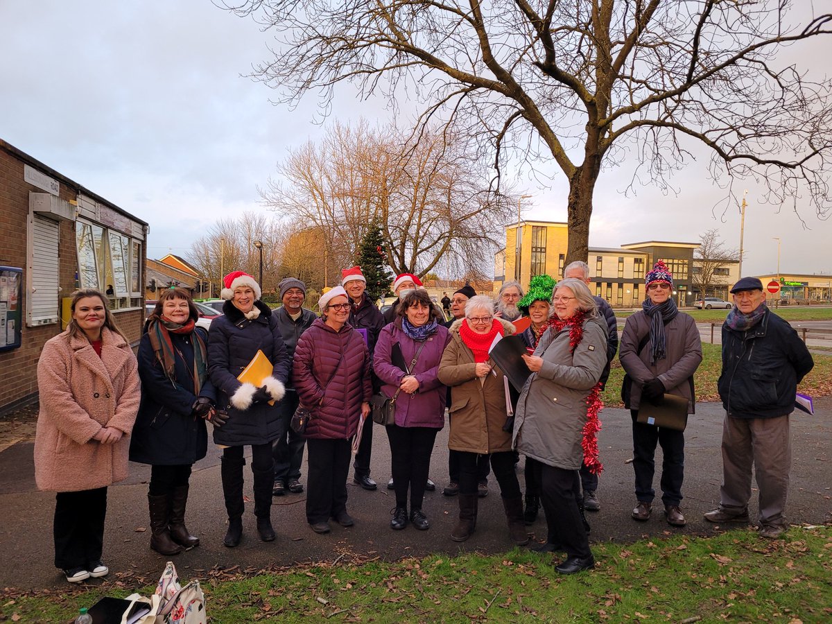SMilersChoir's tweet photo. Our first public sing in nearly two years, and it's great to be singing together again.  Thanks to @laurielorry for inviting us, we loved it! #Christmas #singingtogether #eyresmonsell https://t.co/Z6eA54IdT8