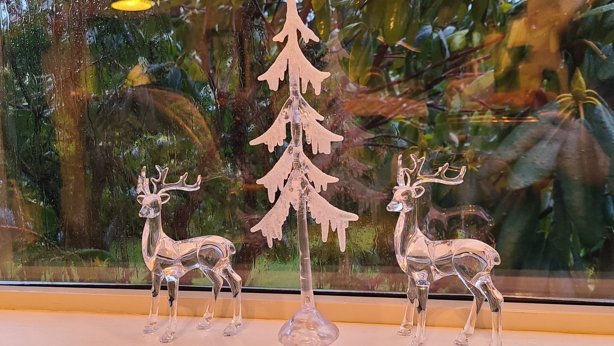 Got some cute holiday decor at Dollarama. They're really upping their Christmas game. :)