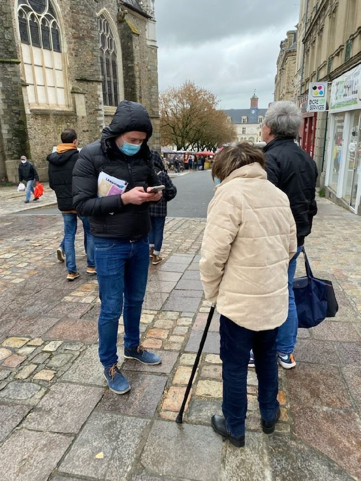 EnMarche53's tweet image. Merci aux militants d’@EnMarche53 et du @MayenneModem présents ce matin sur le marché de @Laval_la_Ville. Tractage, échanges... Nous sommes mobilisés pour obtenir #5ansdeplus avec @EmmanuelMacron. Venez nous rejoindre ou répondre à notre questionnaire.    en-marche.fr/comites
