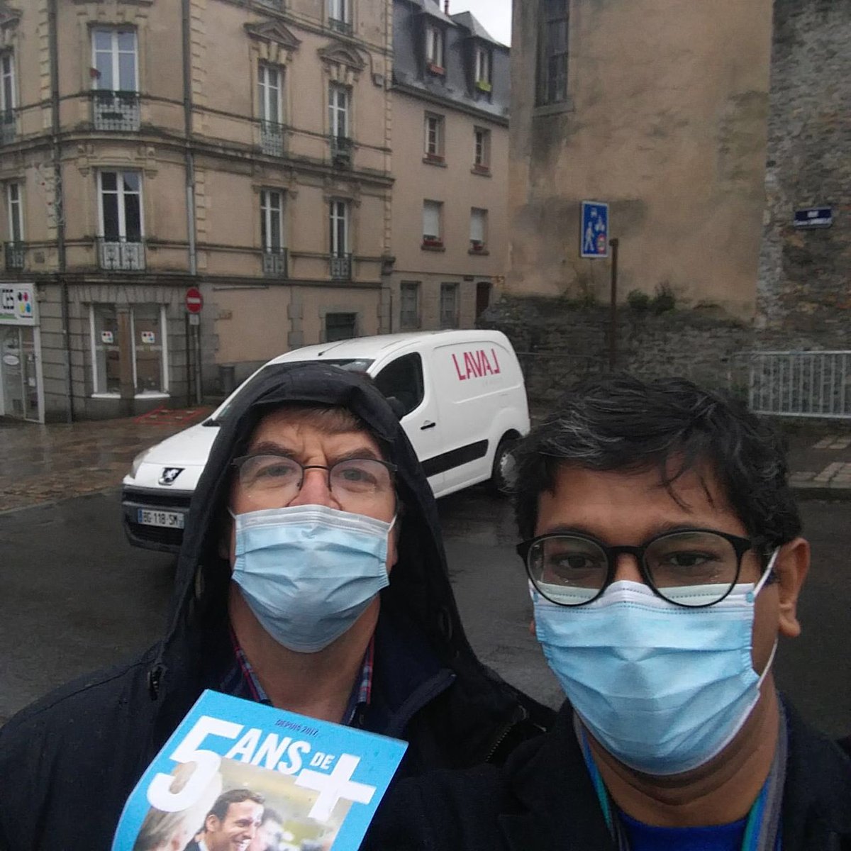 EnMarche53's tweet image. Merci aux militants d’@EnMarche53 et du @MayenneModem présents ce matin sur le marché de @Laval_la_Ville. Tractage, échanges... Nous sommes mobilisés pour obtenir #5ansdeplus avec @EmmanuelMacron. Venez nous rejoindre ou répondre à notre questionnaire.    en-marche.fr/comites