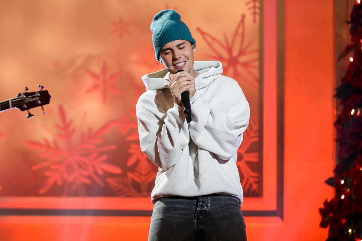 justinbieber's tweet image. Watch me perform at The 23rd Annual A Home for the Holidays at @thegrovela this Sunday at 9:30PM ET/9:00PM PT on @CBS #Home4Holidays