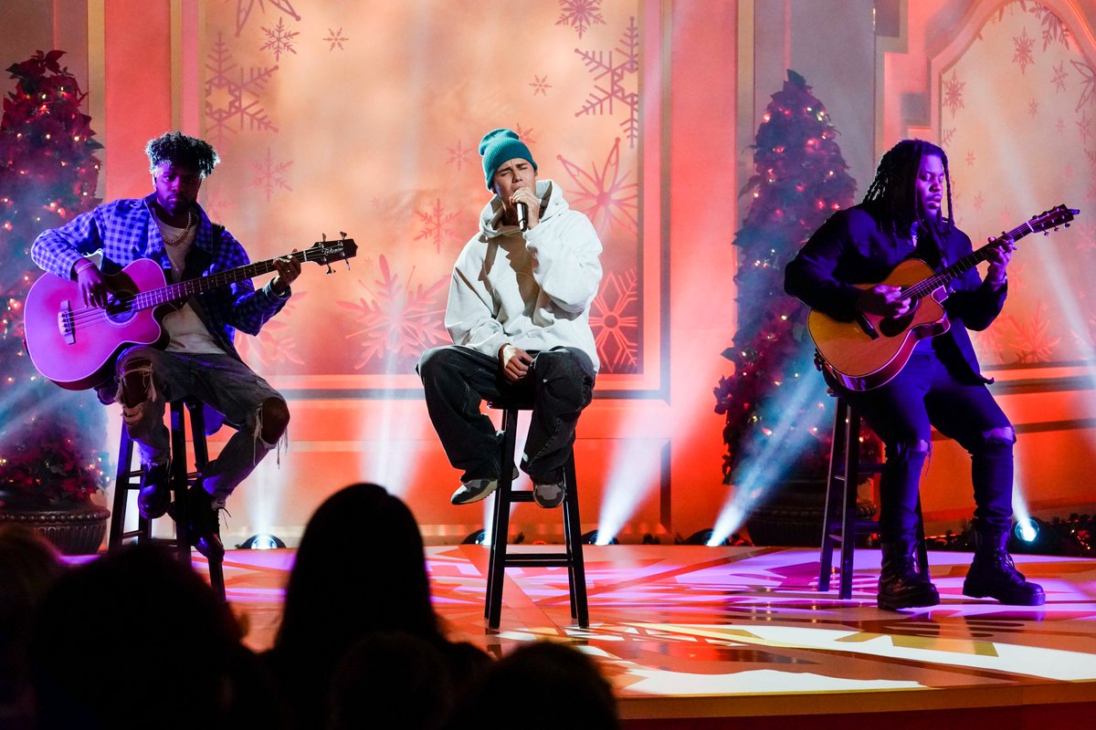 justinbieber's tweet image. Watch me perform at The 23rd Annual A Home for the Holidays at @thegrovela this Sunday at 9:30PM ET/9:00PM PT on @CBS #Home4Holidays